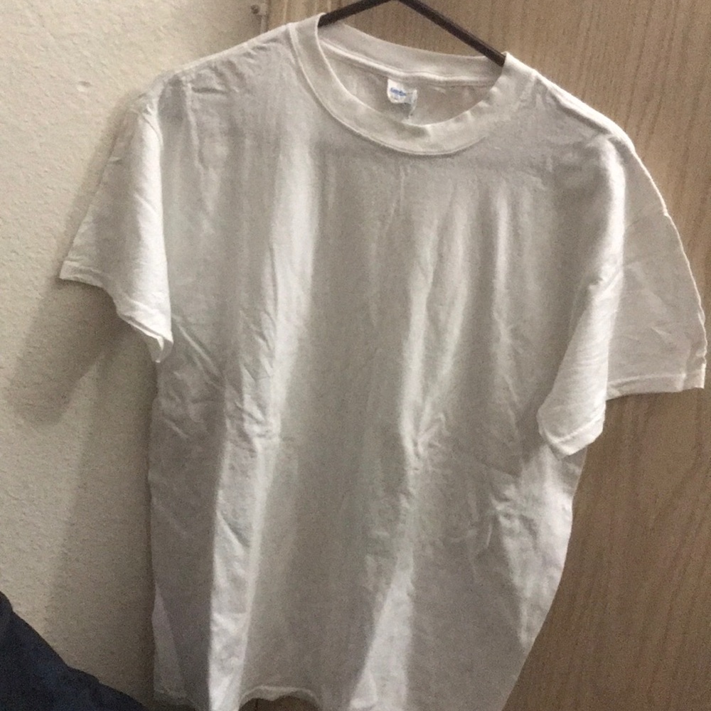 Men’s Gildan t shirt.